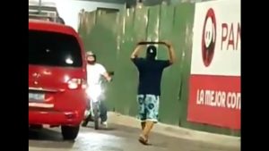 VIDEO: Sujeto ebrio atemoriza a usuarios de centro comercial de Sonsonate con corvo en mano