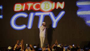 Bukele compra 500 Bitcoin y gasta $15 millones de fondos públicos, en medio de un desplome de valor del criptoactivo