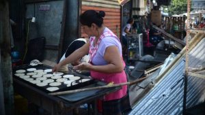 "No sé cómo vamos a hacer para comer", dice comerciante afectada por desalojo en la calle Rubén Darío