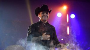 VIDEO VIRAL. El beso de Christian Nodal a cantante mexicana en pleno concierto