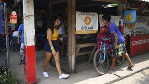 "Experimento Bitcoin de $425 millones no está salvando las finanzas de El Salvador", dice medio internacional
