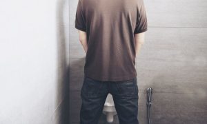 ¿Los hombres deberían orinar sentados o de pie? Esto recomiendan expertos