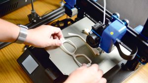 Emprendedores fabrican aros para lentes a base de reciclar botellas para bebidas