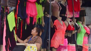 "Hay trajes de baño, amor": vendedores ofrecen ropa de verano en la capital