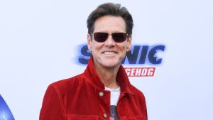 VIDEO: Criticó a Will Smith, pero besó a la fuerza a actriz en ceremonia: internautas tachan de hipócrita a Jim Carrey