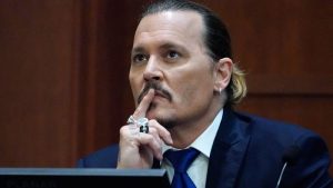 Exempleado de Johnny Depp lo llevaría a juicio por un hecho violento al que lo sometió