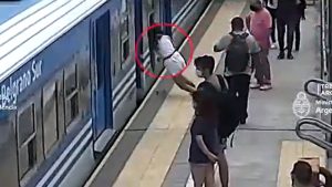 VIDEO: Joven se desmaya en estación de trenes y cae bajo las vías en Argentina