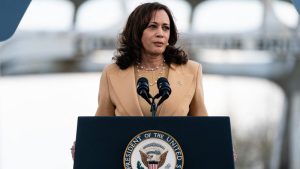 VIDEO. Gobernador de Florida envió autobuses con migrantes a la residencia de Kamala Harris