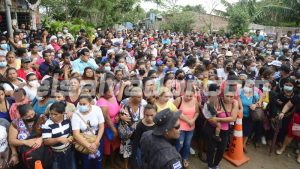 EN IMÁGENES: Más de 300 personas esperan a que liberen a sus familiares afuera del penal de Izalco