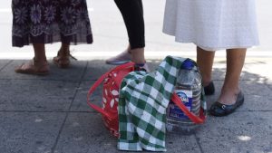 Esposa de detenido lucha contra convulsiones de su hija mientras lo busca en penales