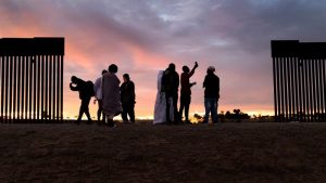 Migrante muere colgada de un muro en la frontera de EEUU