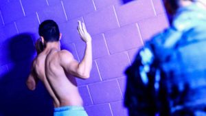 Imágenes del operativo policial en moteles y hospedajes de paso en busca de pandilleros