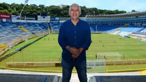 La poesía que Manuel Cañadas dedicó al "Pájaro" Huezo por su cumpleaños