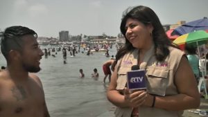 VIRAL: Una reportera es interrumpida en vivo por un turista para pedirle sus redes sociales