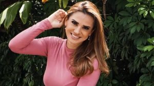¡Como chica de calendario! Raquel Vargas posa sobre una motocicleta y sus fans quedan con la boca abierta