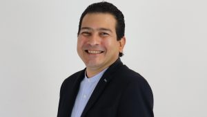Paco Parada, talento salvadoreño que lleva la locución en la sangre y que apoya la música nacional