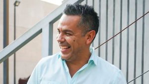 Roberto Acosta es condenado a un año de cárcel por violencia intrafamiliar en contra de su expareja Raquel Vargas