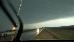 Caza tormentas captan un coche alcanzado por un rayo en EEUU