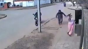 VIRAL: Ladrones fueron frustrados por una mujer que lanzó su bolso a un techo para evitar que se lo llevaran