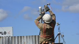 ¿Habrá corte de agua y de electricidad el domingo en Santa Ana? El alcalde dice una cosa y la compañía otra