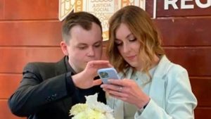 Un ruso y una ucraniana contraen matrimonio en Tijuana