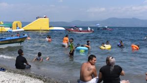 Así disfrutan los salvadoreños en el lago de Ilopango, una buena alternativa en Semana Santa