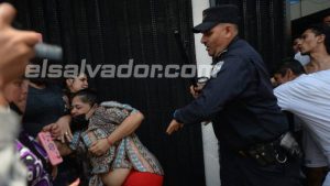 SECUENCIA DE IMÁGENES: Agente de Policía agrede a mujer durante traslado de reos en "El Penalito"