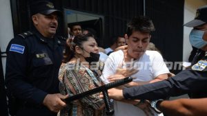 FOTOS y VIDEO: Mujer intentó besar a su pareja en "El Penalito", policía los separa y ella cae al suelo