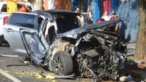 Conductora sobrevivió tras quedar atrapada en su camioneta