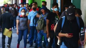 IMÁGENES: Una fila de más de 300 personas para pedir los antecedentes penales