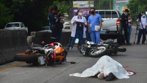 Motociclista iba a estudiar cuando camión lo atropelló