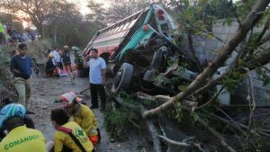 IMÁGENES: 26 lesionados en accidente de bus en calle antigua a Zacatecoluca