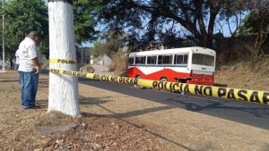 Motociclista muere al impactar contra un autobús en Santa Ana