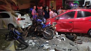 Jóvenes festejaban cumpleaños y se accidentaron en centro comercial