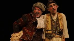 Teatro y poesía tienen a dos de sus exponentes con problemas de salud sin seguridad social. Roberto Laínez, poeta, sufrió un derrame cerebal y Enrique Valencia, director de teatro, padece un enfermedad renal.