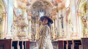 VIDEO: Ale Costa, la salvadoreña que deslumbra con su belleza en el palacio de Versalles