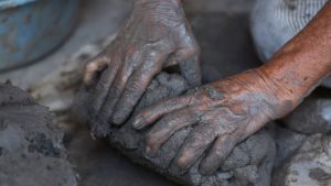 Los últimos artesanos del barro negro en El Salvador