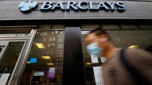 Reforma de pensiones es para impulsar la reelección de Bukele, señala agencia Barclays