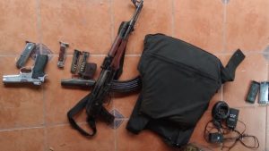 Policía incautó fusil AK-47, chaleco antibalas y más armas a detenidos en régimen de excepción