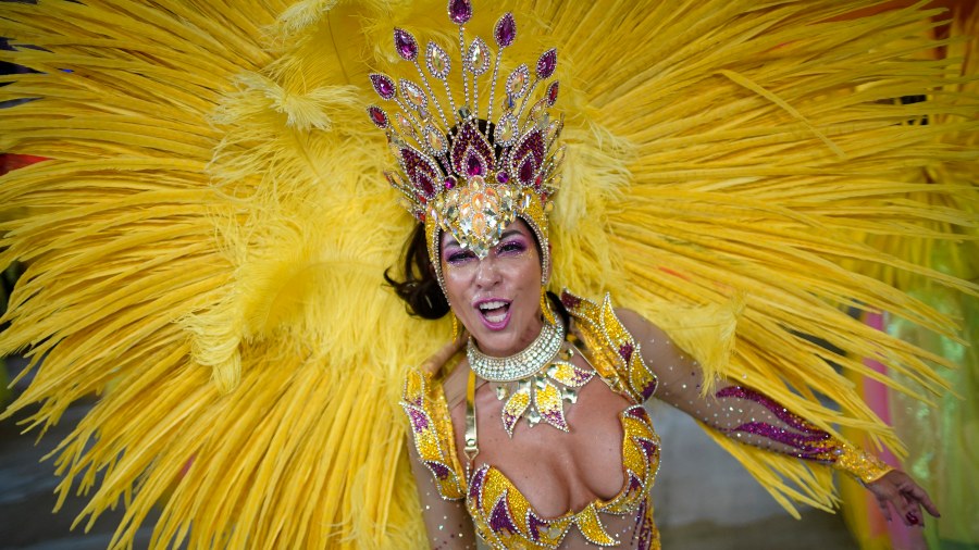 Color, disfraces y piel deslumbran en el carnaval de Sao Paulo, Brasil