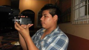 Joven cineasta es detenido arbitrariamente en Santa Ana, denuncian amigos en redes sociales