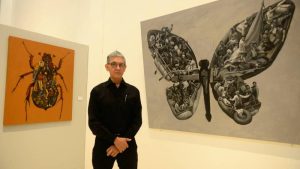 Así es la onírica exposición del artista Alecus: insectos, migración y desechos