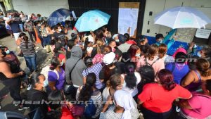 "Lo detuvieron y no le dijeron por qué". Familias abarrotan "El Penalito" y se quejan de poca información sobre detenidos
