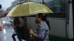Si piensa salir no olvide la sombrilla. Según el pronóstico del clima para mediodía y noche se esperan lluvias