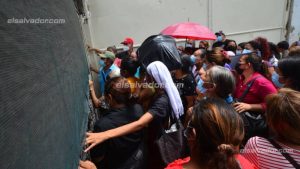 "Hay gente inocente ahí adentro": Mujeres buscan información de sus parientes detenidos en Mariona