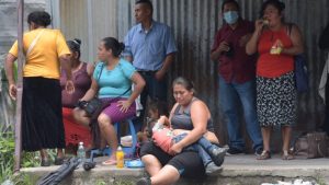 "Nos amenazan con echarnos gas pimienta", familiares de detenidos afuera del penal La Esperanza
