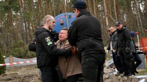 “Déjenme verlo solo un momento”, mujer reconoce el cuerpo de su hijo en una fosa común cerca de Kiev