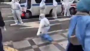 El desgarrador video de niños infectados de Covid-19 separados de sus padres en China