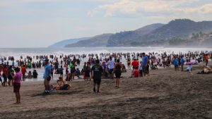 Playa El Majahual ya luce abarrotada