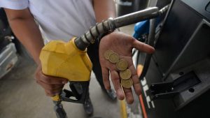 Galón de combustible en El Salvador ya cuesta más de $5 sin reducción de impuestos